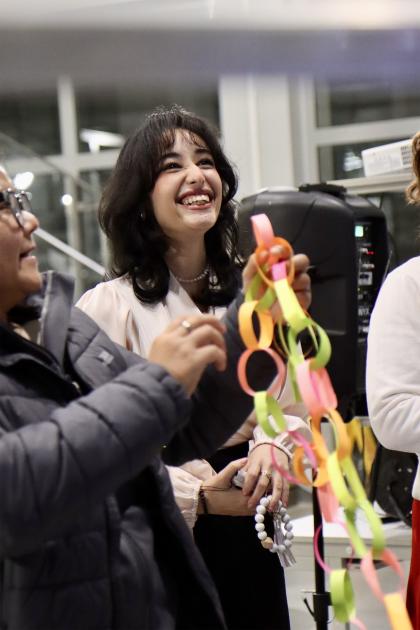 Uczestnicy podczas tworzenia świątecznych ozdób