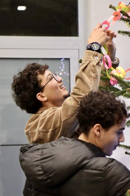 Uczestnicy podczas tworzenia świątecznych ozdób