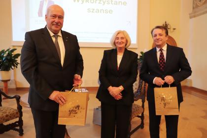 Grupa osób w sali podczas spotkania z Zofią Szalczyk