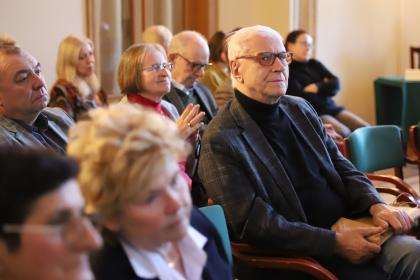 Grupa osób w sali podczas spotkania z Zofią Szalczyk