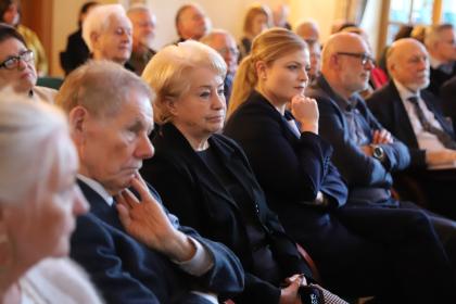 Grupa osób w sali podczas spotkania z Zofią Szalczyk