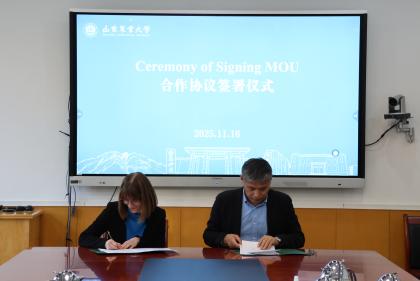 Dwie osoby siedzą przy stole