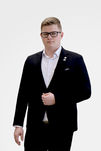 mężczyzna w garniturze