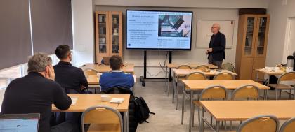 grupa osób podczas prezentacji