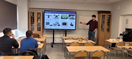 grupa osób podczas prezentacji