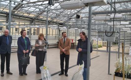 grupa osób w szklarni