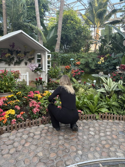 kobieta przy rabacie kwiatowej