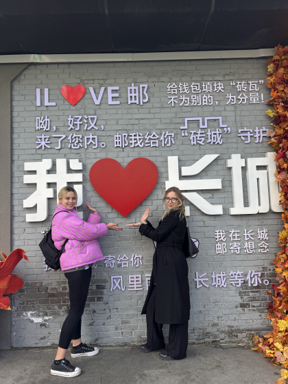 dwie kobiety przy murze