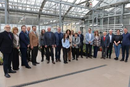 grupa osób w szklarni