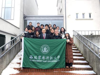 grupa osób przed budynkiem