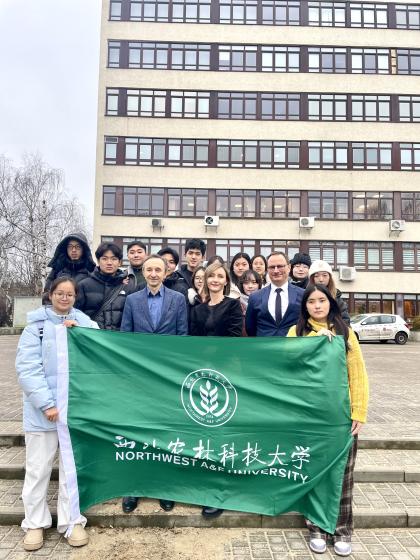 grupa osób przed budynkiem