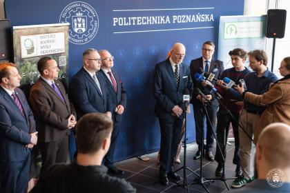 grupa osób podczas udzielania wywiadów