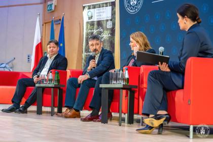 Grupa osób podczas panelu dyskusyjnego 