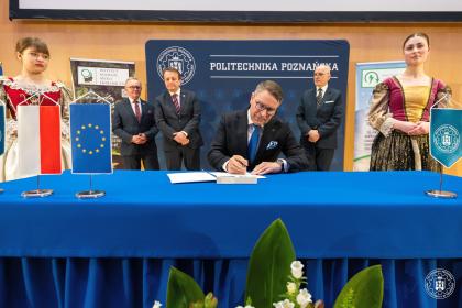 Rektor PP Teofil Jesionowski podczas podpisywania dokumentu