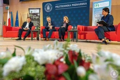 Grupa osób podczas panelu dyskusyjnego