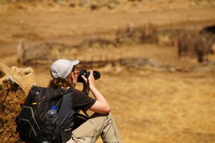 kobieta z aparatem, podczas robienia zdjęcia