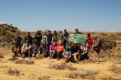 grupa ludzi na tle przyrody