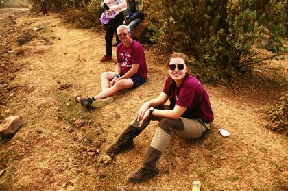 grupa osób siedzi na ziemi