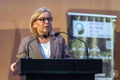 Kobieta podczas przemówienia