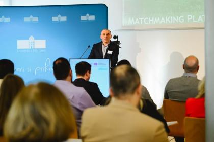 Mężczyzna podczas przemówienia