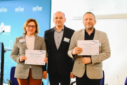 Trzy osoby podczas spotkania