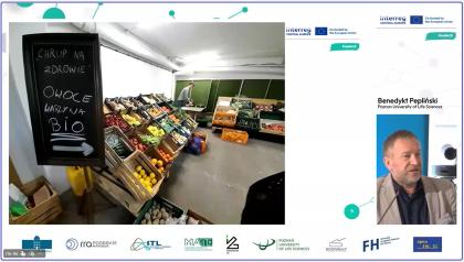 Mężczyzna podczas prezentacji, na zdjęciu widoczny slajd prezentacji