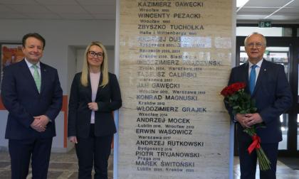 Grupa osób przy tablicy