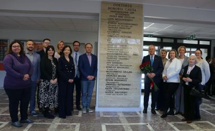 Grupa osób przy tablicy