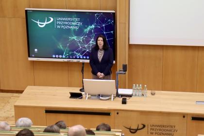 kobieta podczas przemówienia