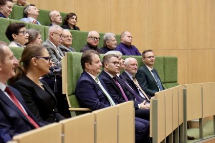 Grupa osób w sali wykładowej