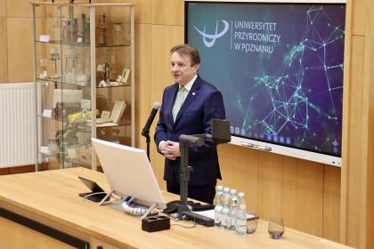 Mężczyzna podczas przemówienia