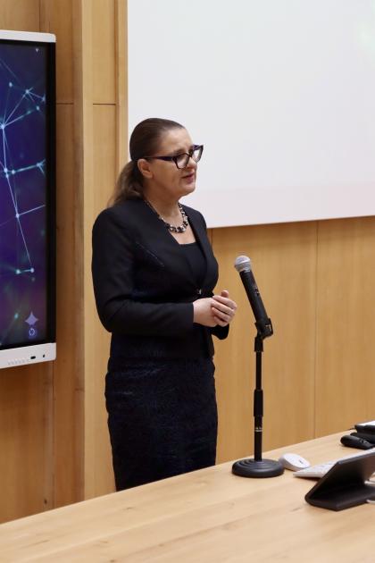 kobieta podczas przemówienia