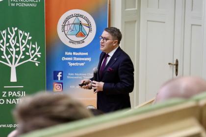 Mężczyzna podczas wykładu