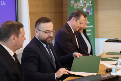 Osoby podczas podpisywania porozumienia 