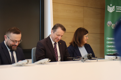 Osoby podczas podpisywania porozumienia 