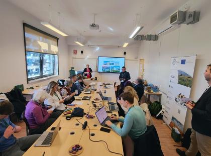 Grupa osób podczas spotkania