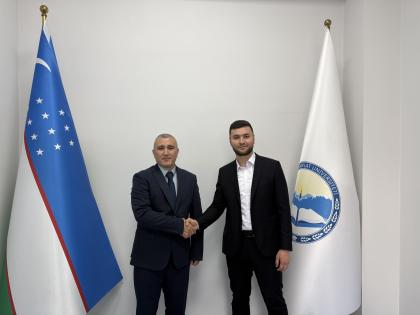 Dwóch mężczyzn trzymających w dłoniach teczkę 