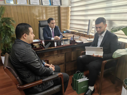 Trzech mężczyzn siedzących przy biurku 