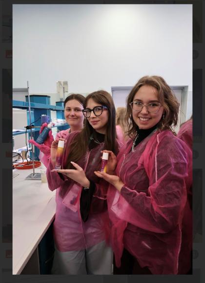 Trzy kobiety w laboratorium