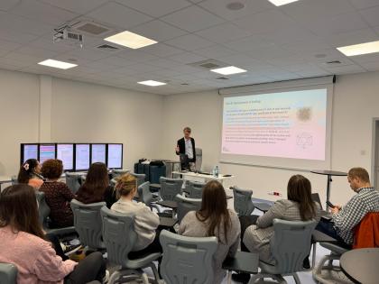 Grupa osób w sali wykładowej