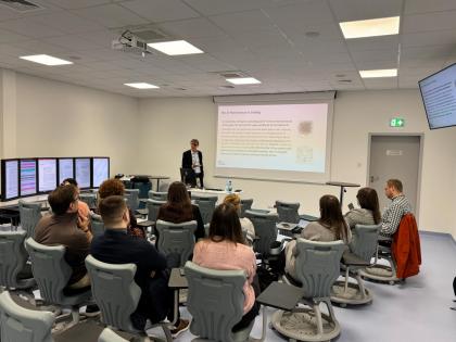 Grupa osób w sali wykładowej