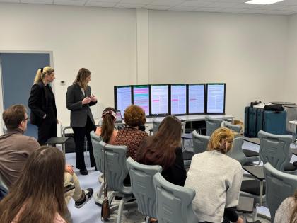 Grupa osób w sali wykładowej