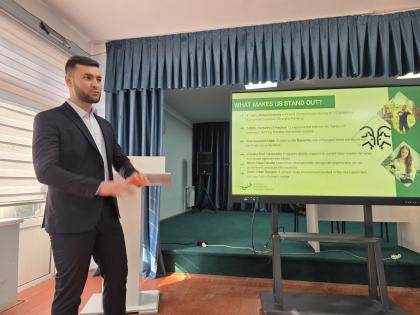 Mężczyzna podczas prezentacji