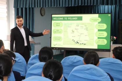 Mężczyzna podczas prezentacji