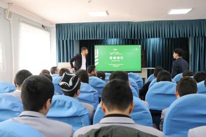 Mężczyzna podczas prezentacji