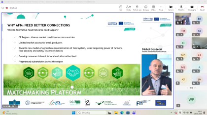 Mężczyzna podczas prezentacji, na zdjęciu widoczny slajd prezentacji
