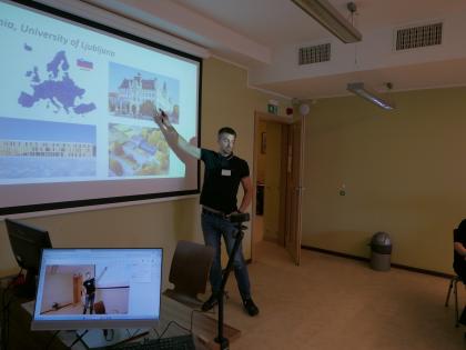 Osoba podczas prezentacji podczas spotkania ERFONET w Poznaniu (25–26 marca 2026)