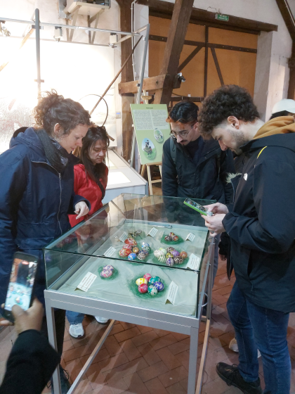 Grupa osób w muzeum w Szreniawie