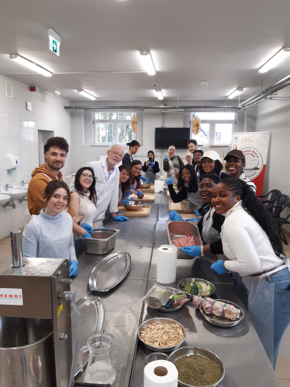 Grupa osób w muzeum w Szreniawie