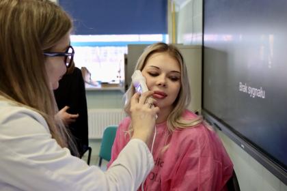 kobieta podczas badania skóry